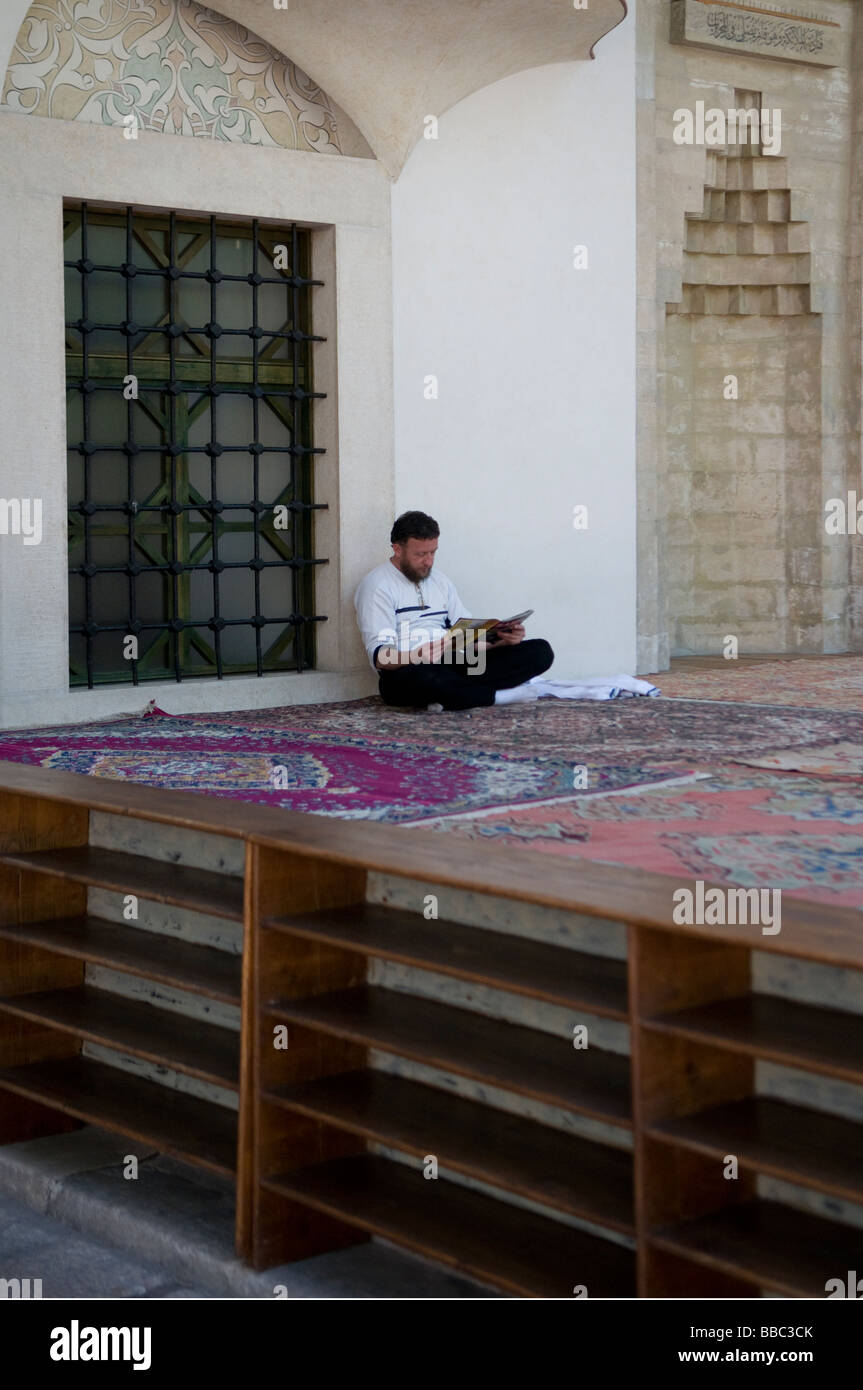 Un musulman bosniaque lisant un journal dans la mosquée de Gazi Hursev Bey, dans le district de Bascarsija, le vieux marché de Sarajevo, en Bosnie Banque D'Images