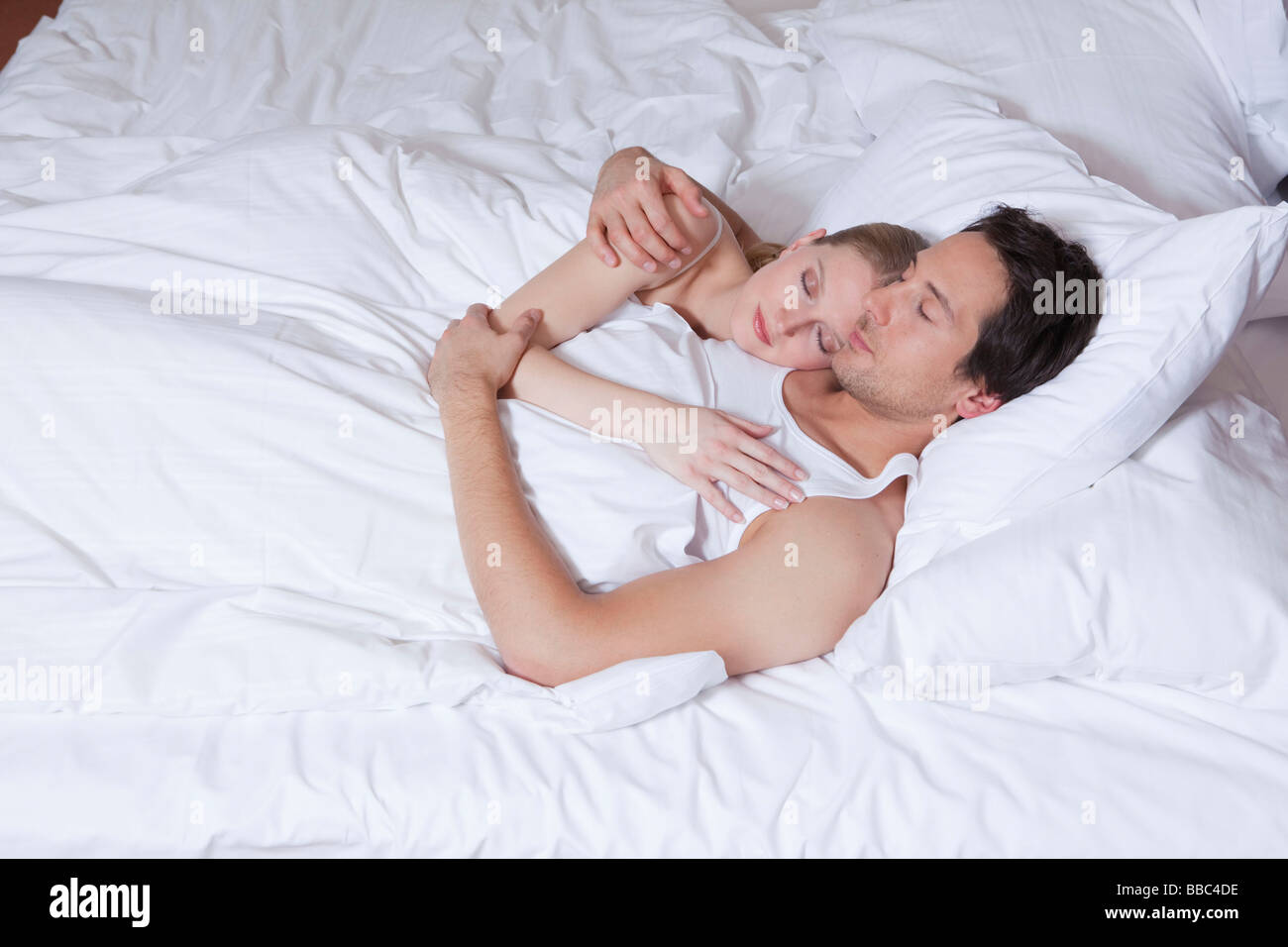 Couple au lit, enlacés, endormis Photo Stock - Alamy
