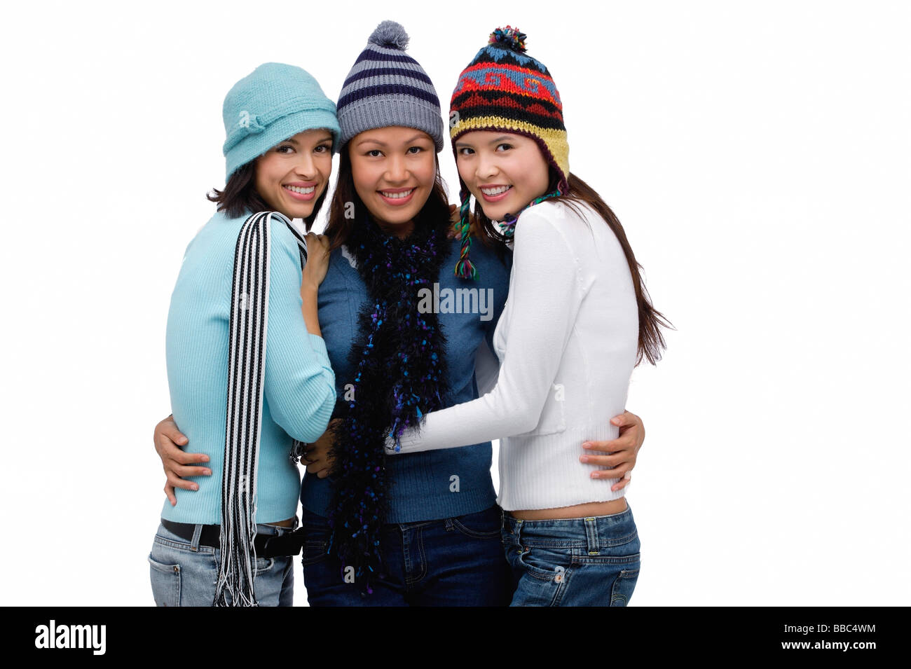 Trois femmes portant des chapeaux et foulards, smiling at camera Banque D'Images