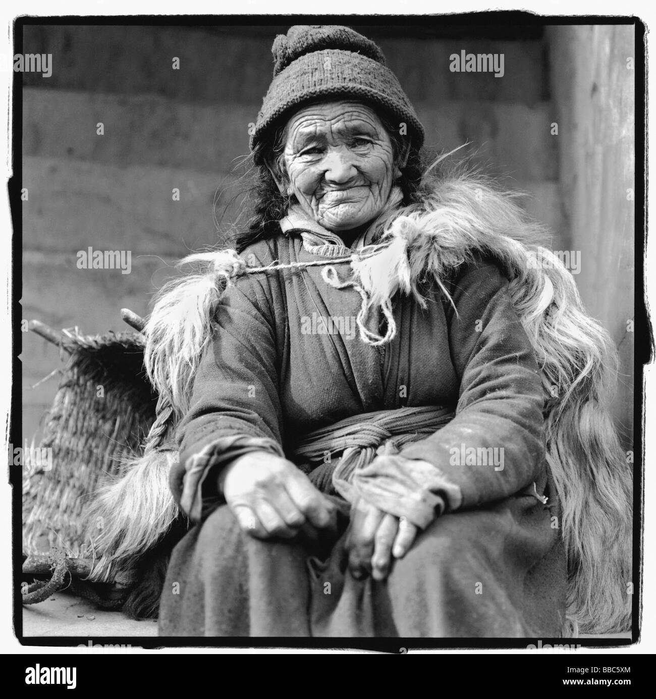 L'Inde, Ladakh, Leh, Portrait de femme âgée assis. Banque D'Images