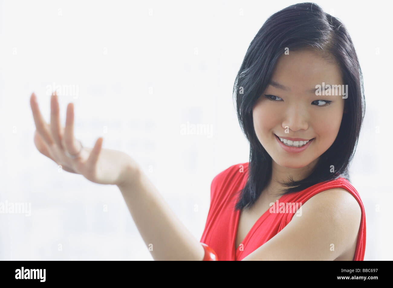 Woman smiling, looking at bague au doigt Banque D'Images