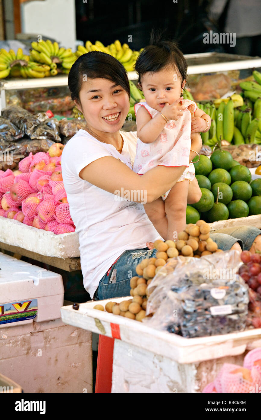 Femme vendant des fruits et des légumes à Skuom marché sur la route entre Phnom Penh et Siem Reap Banque D'Images
