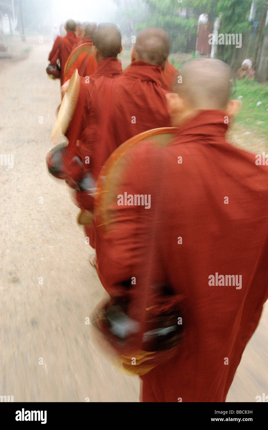 Myanmar (Birmanie), Bago, moines novices de recueillir des aumônes tôt le matin. (Grenu) Banque D'Images