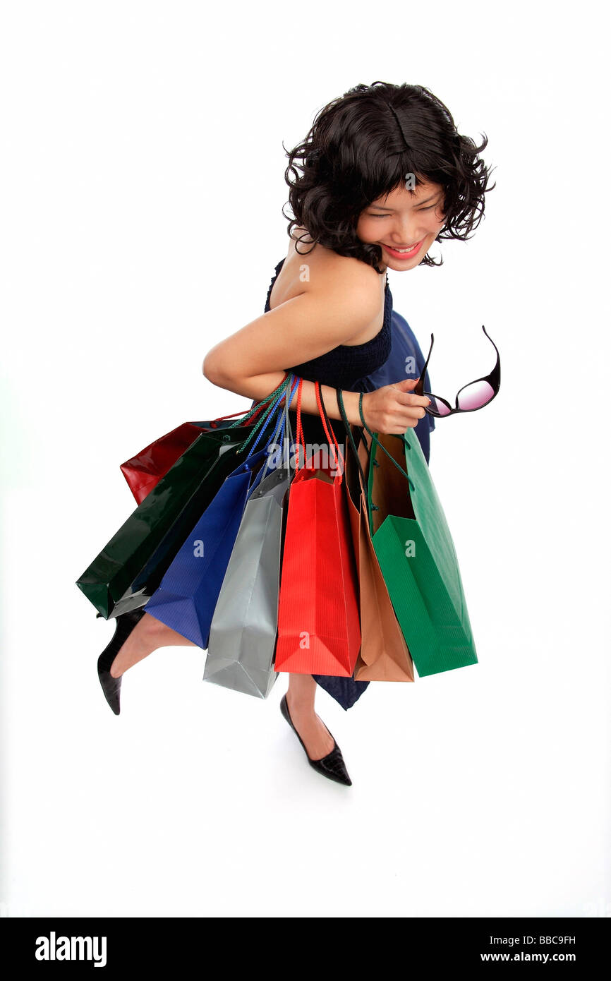 Femme transportant un grand nombre de sacs de shopping, high angle view Banque D'Images