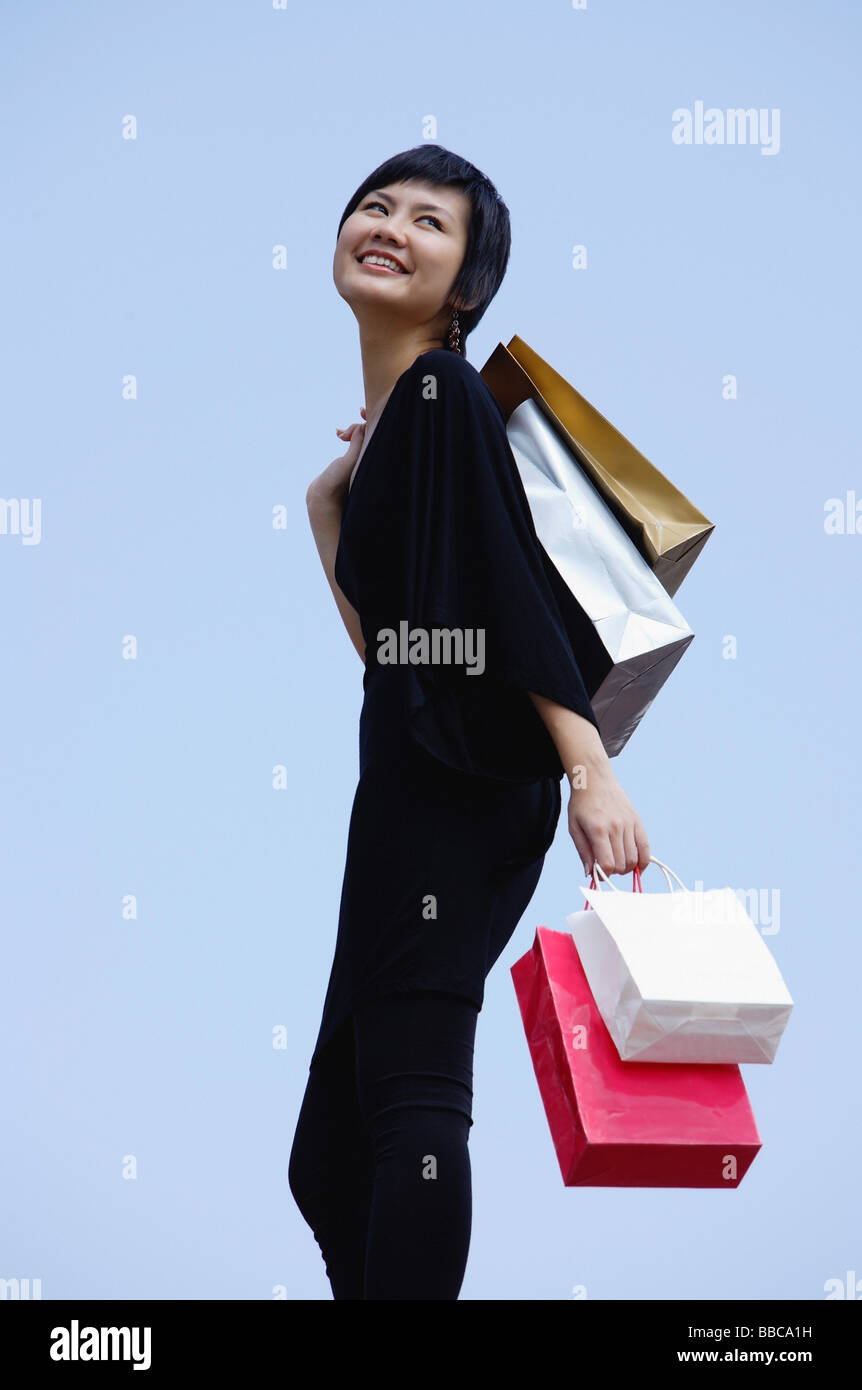 Woman carrying shopping bags Banque D'Images