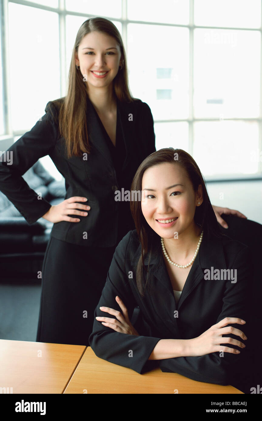Deux affaires, looking at camera, portrait Banque D'Images