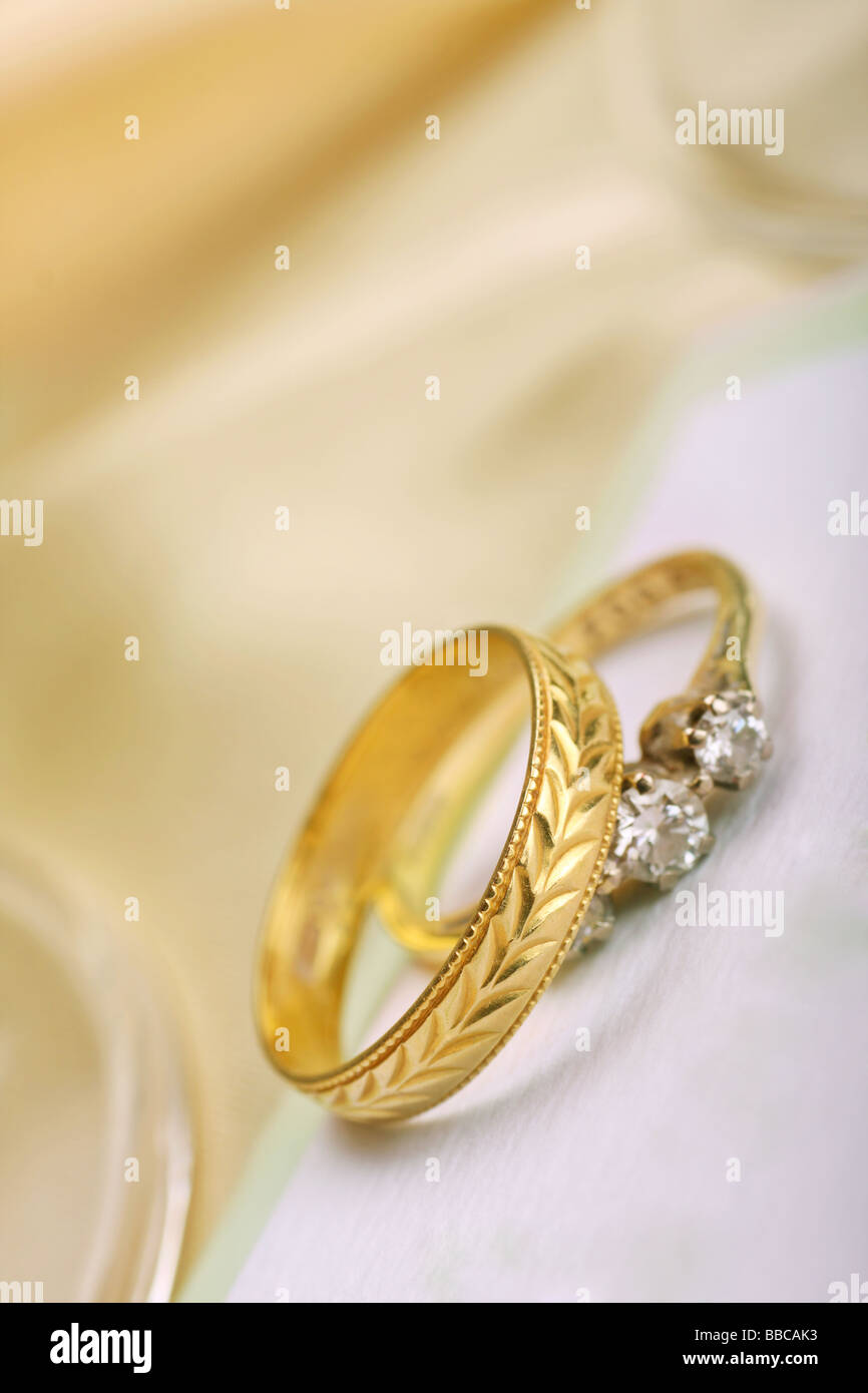 Alliance en or et diamant bague de fiançailles dans un cadre romantique  Photo Stock - Alamy