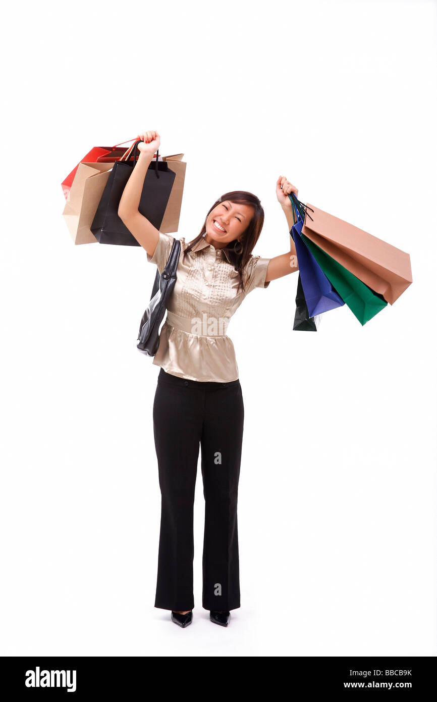 Femme transportant un grand nombre de sacs de magasinage Banque D'Images