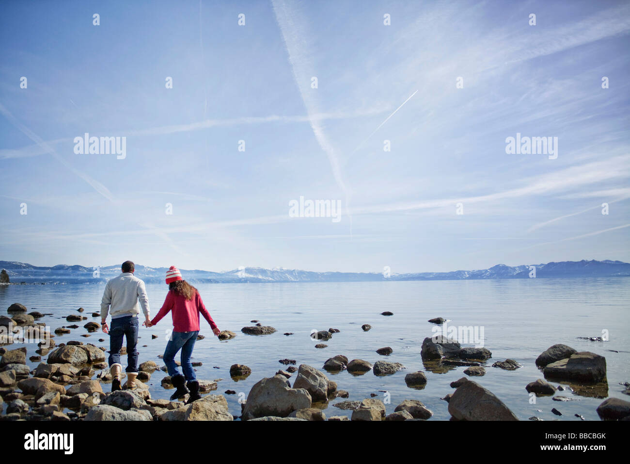 Couple walking on rocks near Lake Banque D'Images