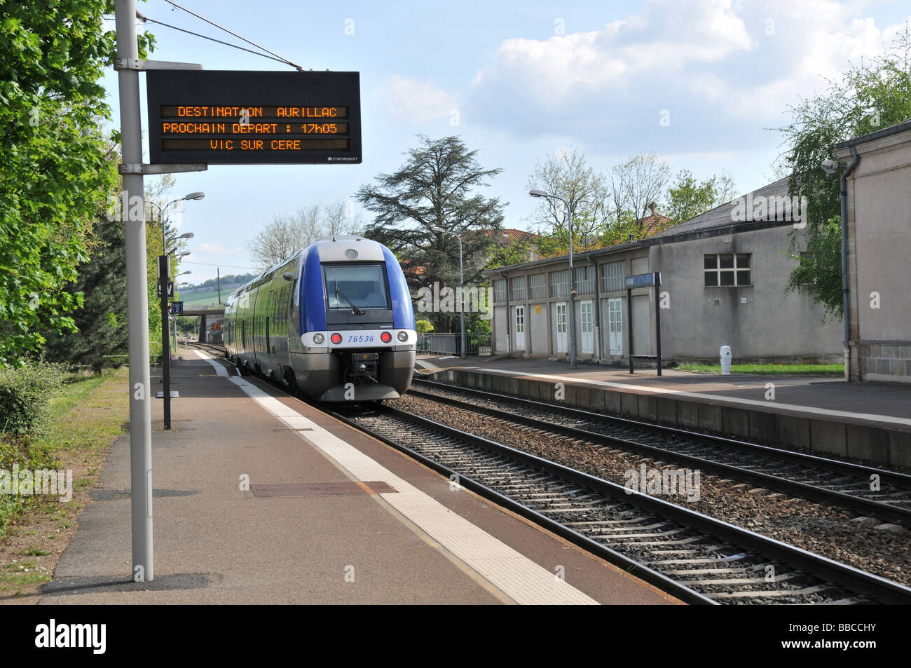 TER train de quitter la gare d'Issoire, Puy de Dôme, Auvergne, France Banque D'Images