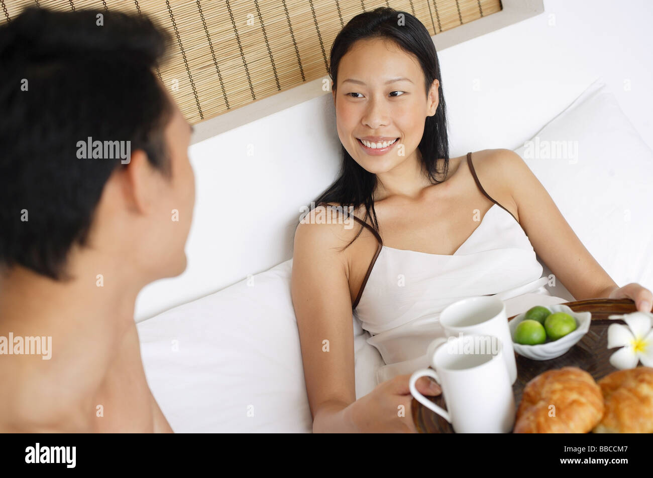 Couple in bed having breakfast Banque D'Images