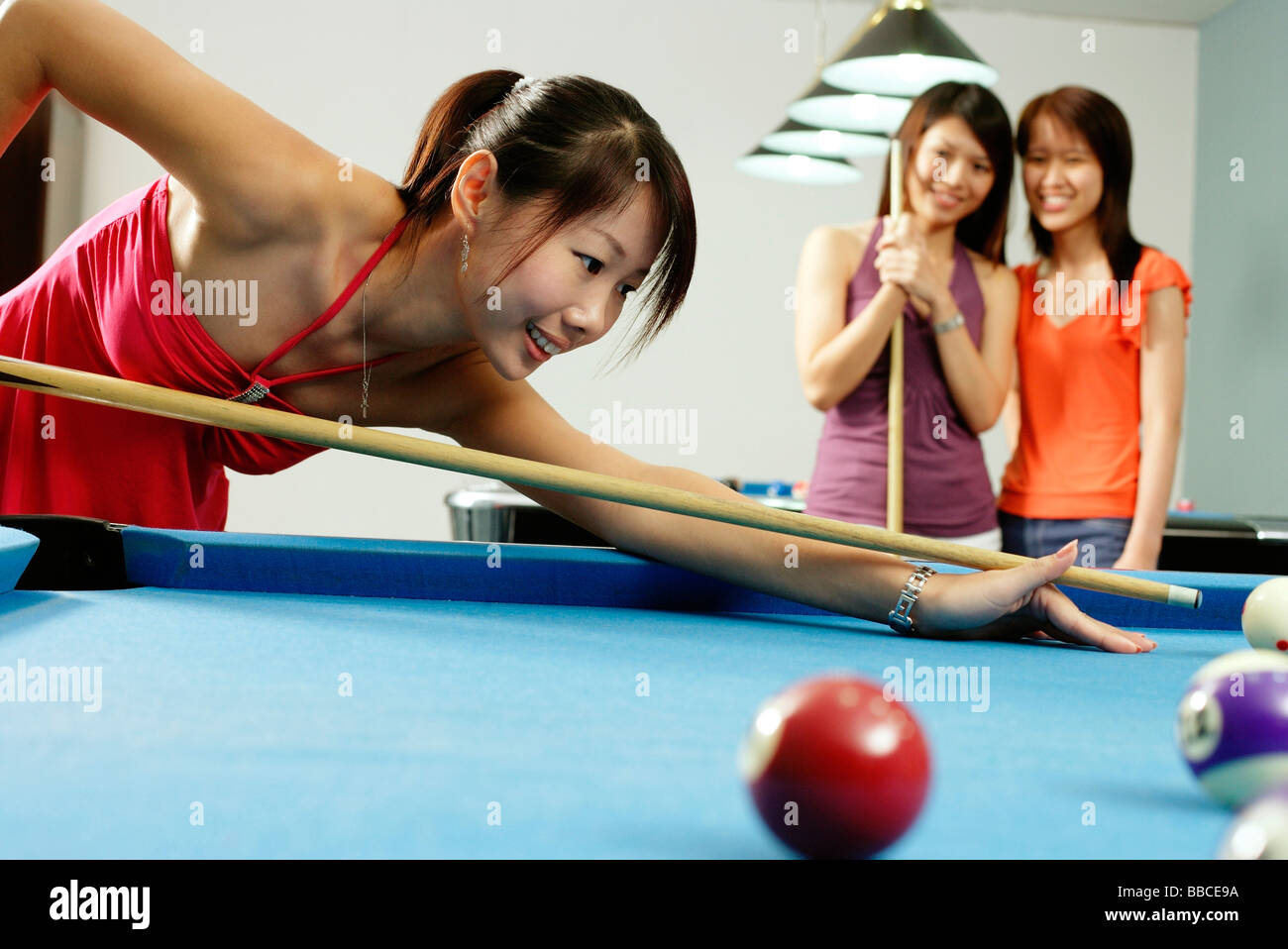 Femmes jouant au billard Banque D'Images