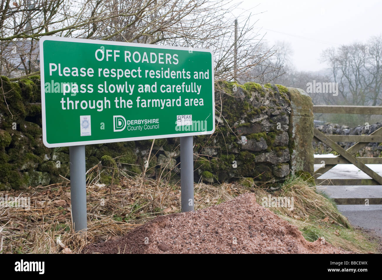 Le conseil du comté de Derbyshire signe sur une route de campagne pour lui demander de passer hors route lentement et avec soin par la basse-cour Banque D'Images