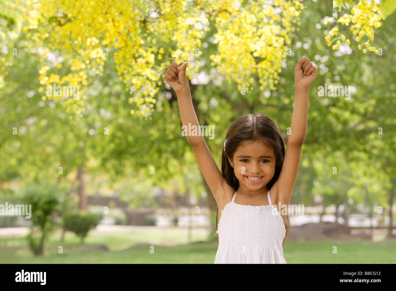 Little Girl standing under tree Banque D'Images