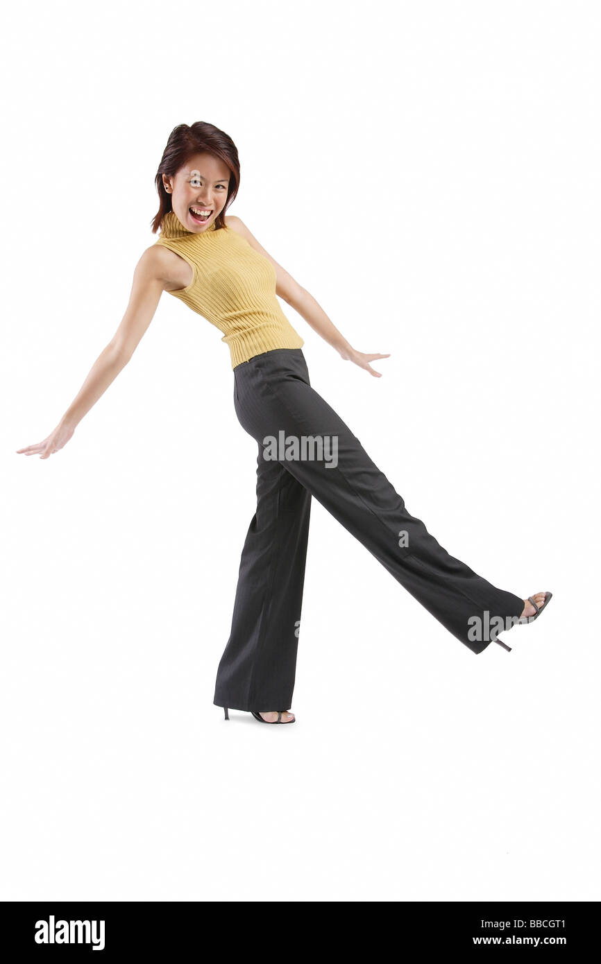 Jeune femme de pied, looking at camera Banque D'Images