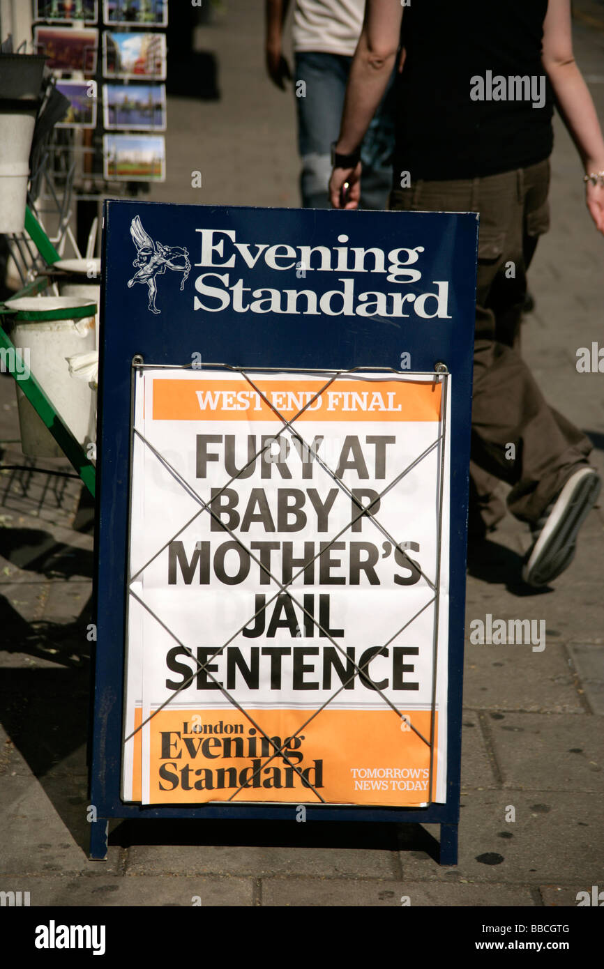 Evening Standard panneau journal à Londres, Royaume-Uni : Mai 2009 Banque D'Images