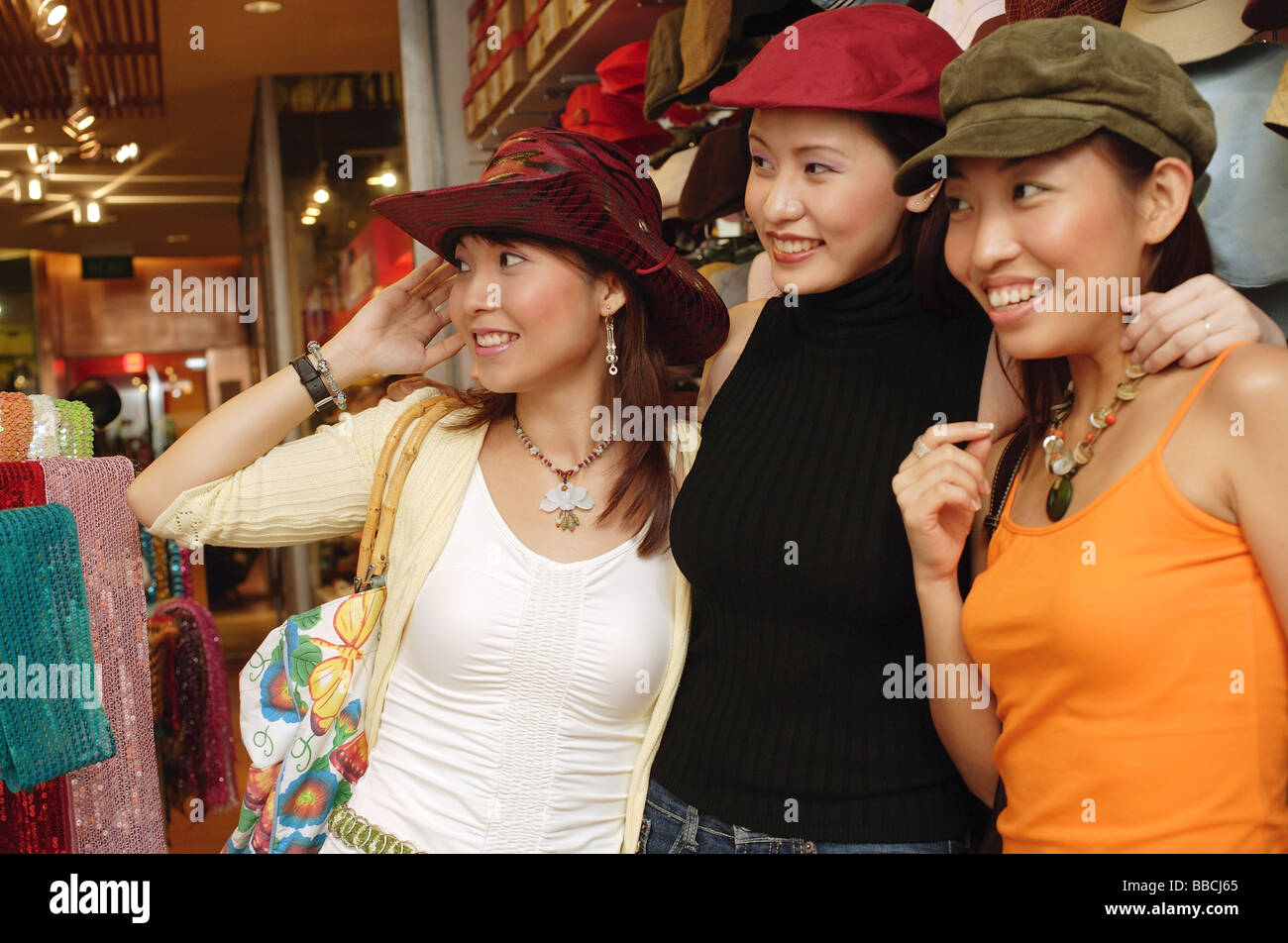 Les femmes shopping, essayer des chapeaux, à l'écart Banque D'Images