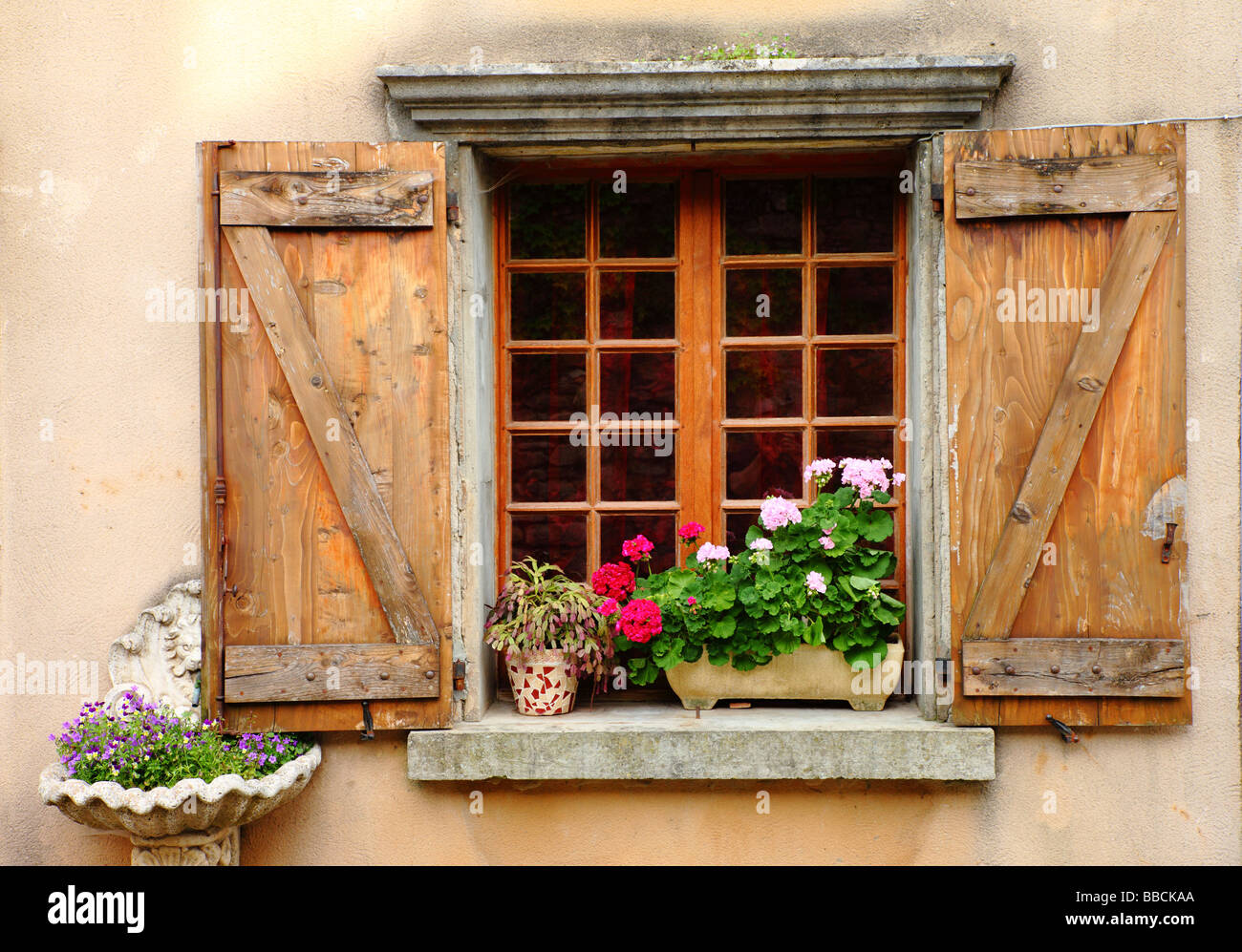 Vieille fenêtre Montolieu village Ile-de-France Banque D'Images