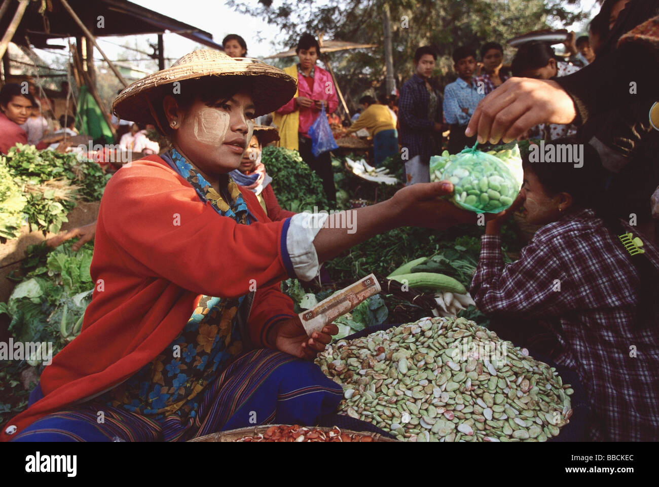 Myanmar (Birmanie), Sangaing, Femme vendant des haricots au marché du matin. Banque D'Images