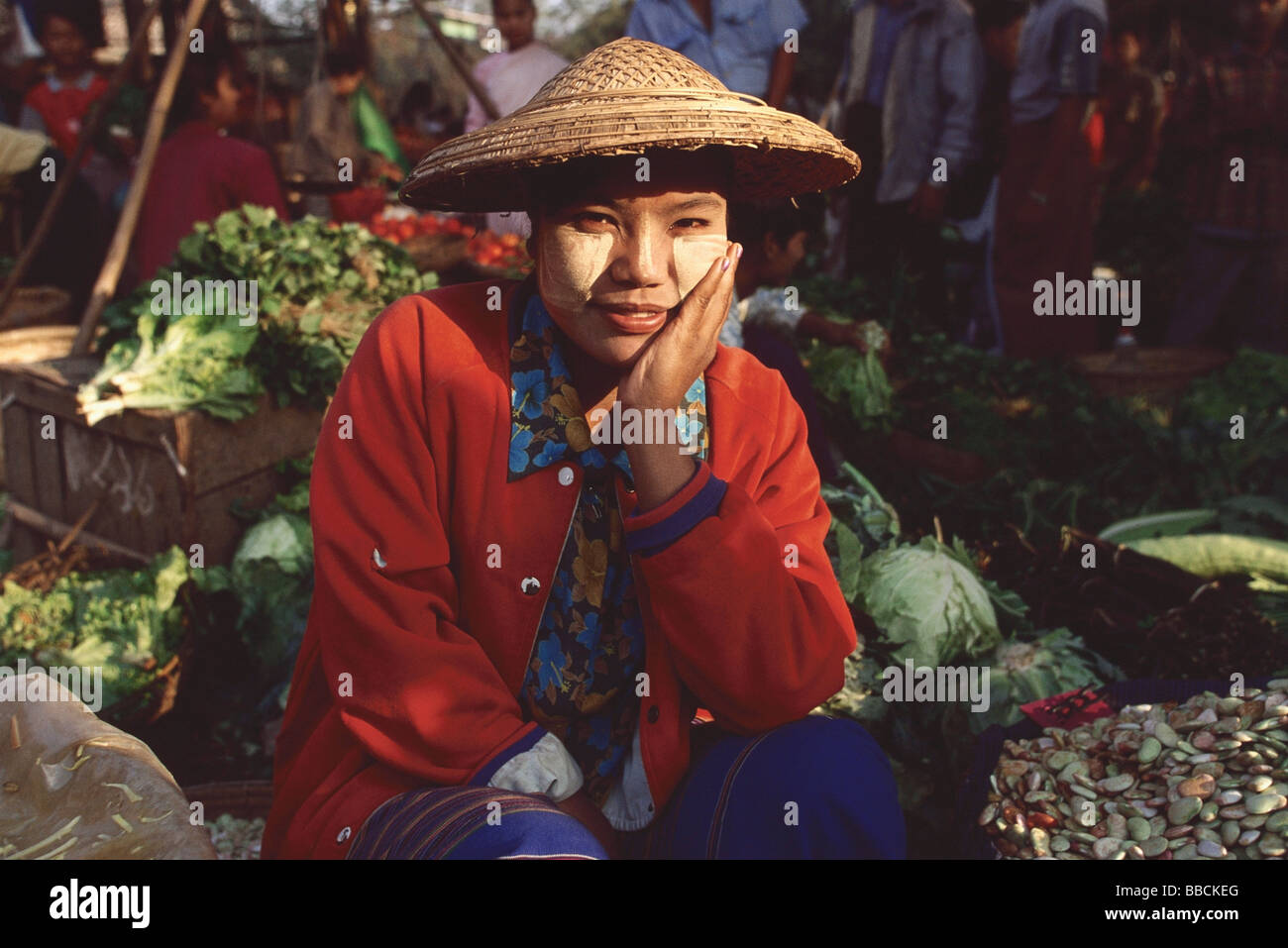Myanmar (Birmanie), Légumes, Sangaing vendeur au marché du matin. Banque D'Images