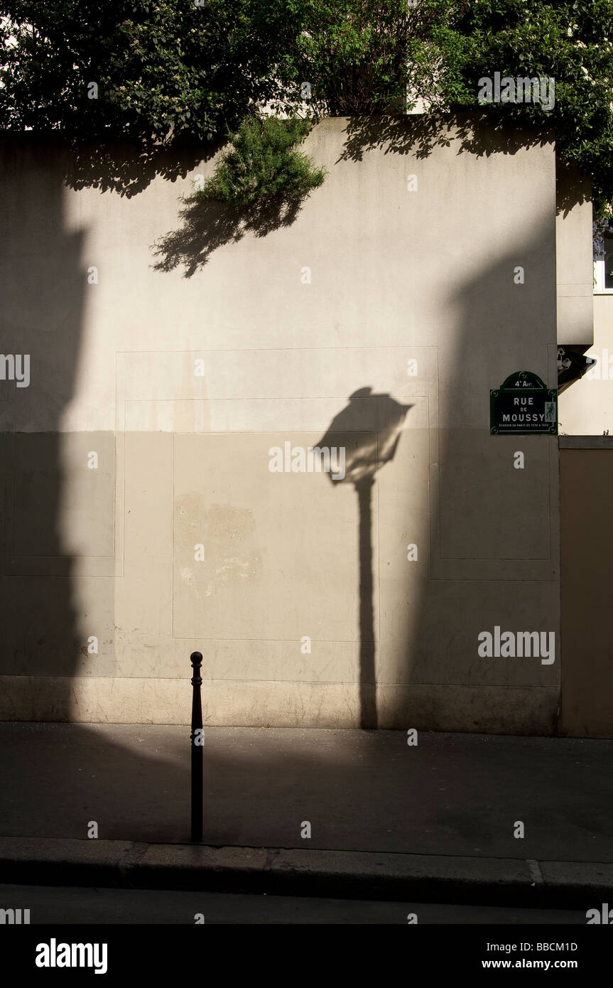 Les ombres dans la rue de Paris Banque D'Images