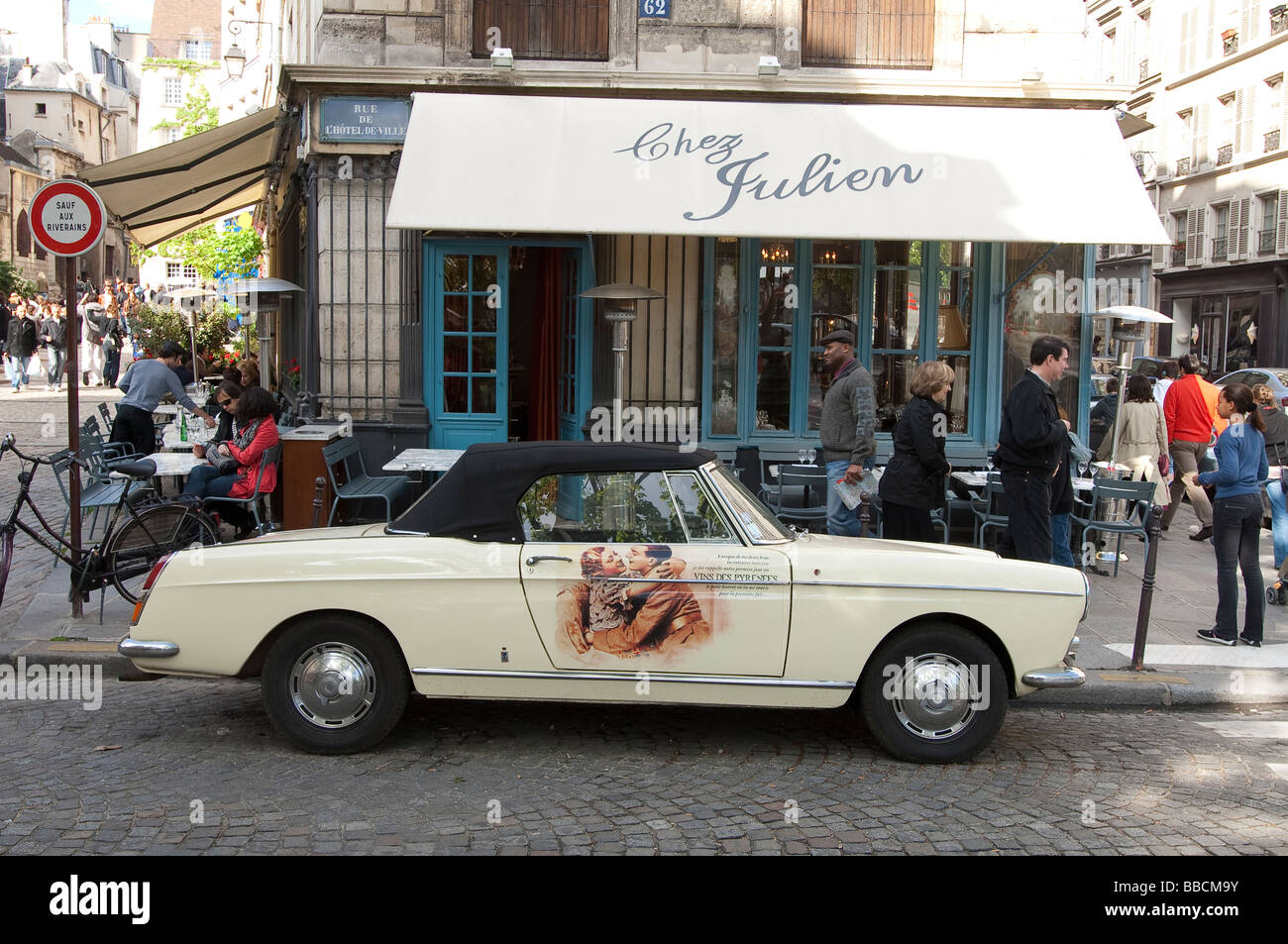 Peugeot voiture à l'extérieur de Paris Restaurant Banque D'Images