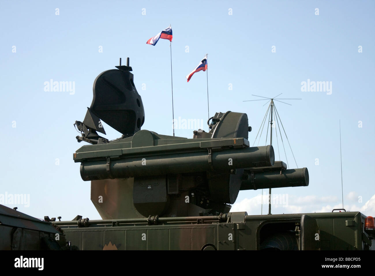 Système d'air anti militaire 'Roland' avec drapeaux slovène. Banque D'Images