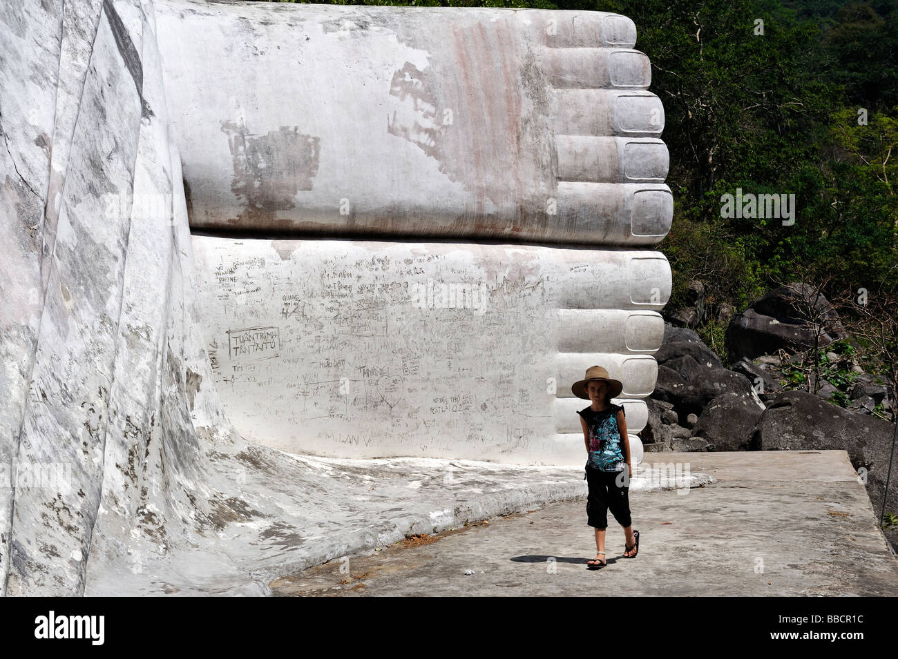 Près de l'enfant pieds couverts de graffitis de Tuong Phat Nam (blanc Bouddha couché), Ta Cu, la montagne, la province de Binh Thuan Vietnam Banque D'Images