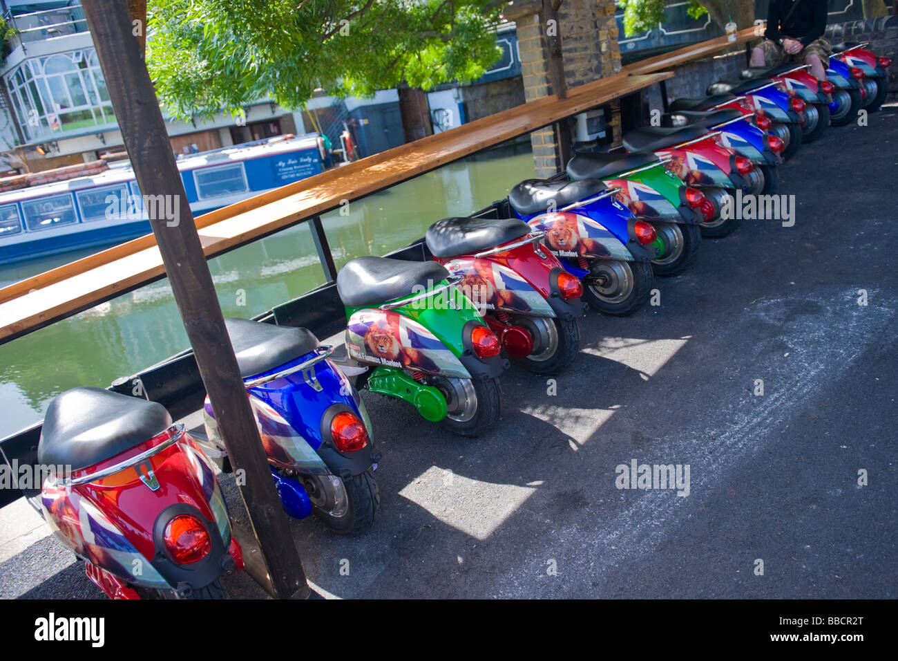 Camden Lock Village , Camden Stables Market , ligne de section arrière des scooters utilisés pour sièges par les stands de nourriture dans la nouvelle section Banque D'Images