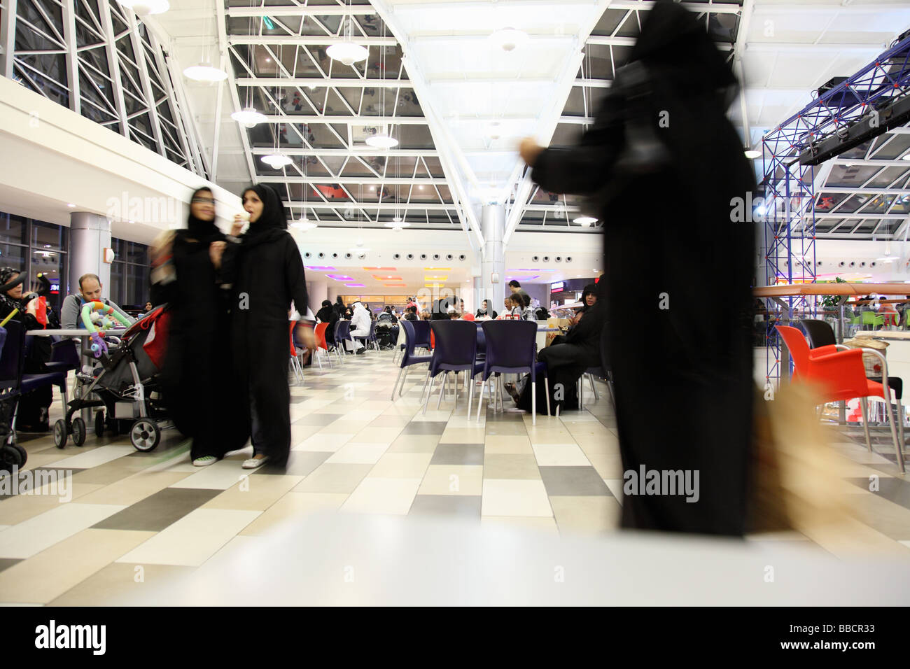 Les femmes en costume traditionnel lors d'un shopping mall Jeddah Arabie Saoudite Banque D'Images