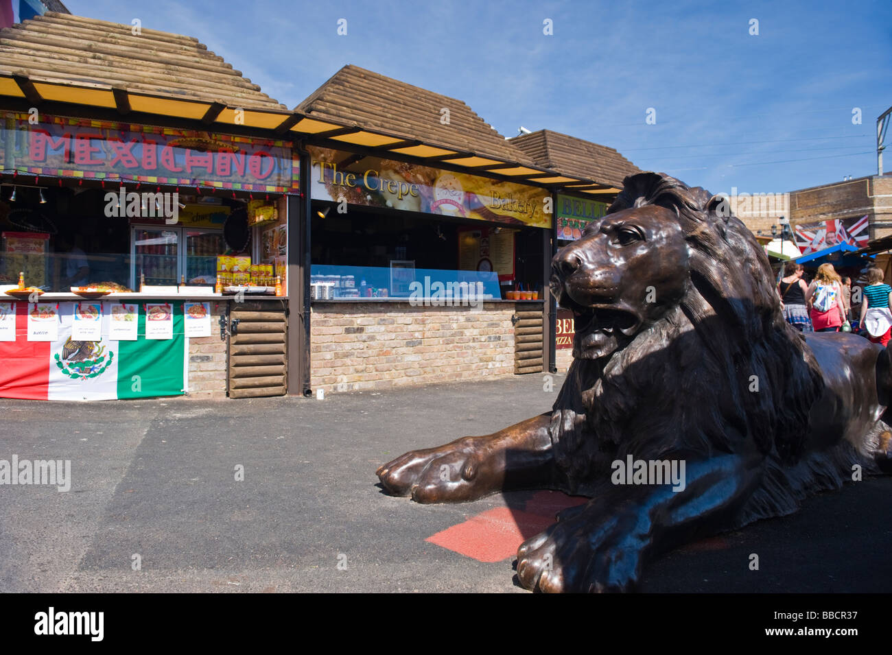 Camden Lock Village , Marché Camden Stables , nouveau metal statue de lion par des stands de nourriture entrée de marché , rebaptisé depuis fire Banque D'Images