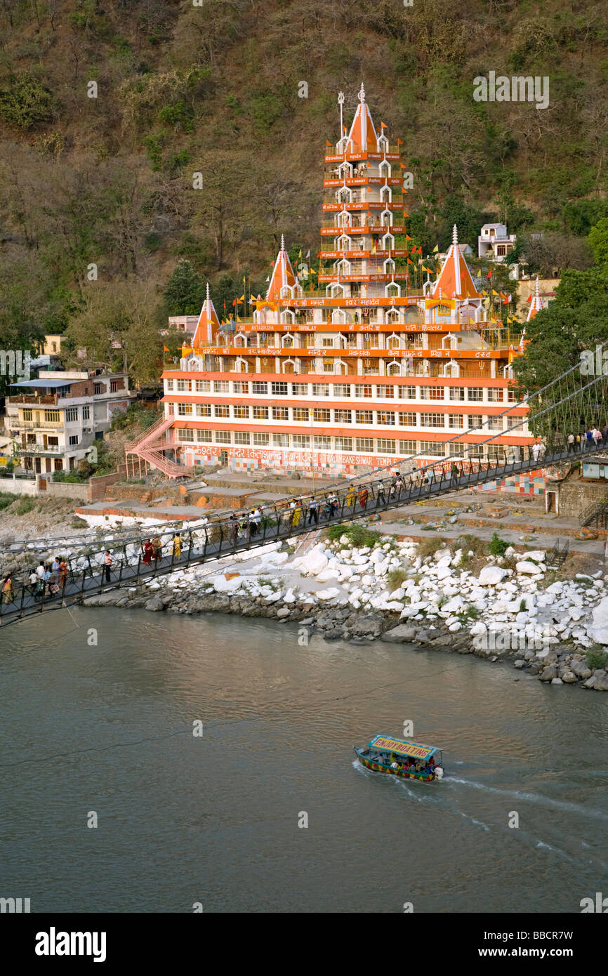 Lakshman Jhula pont sur le Gange et Trayambakeshwar temple. Rishikesh. Uttarakhand. L'Inde Banque D'Images