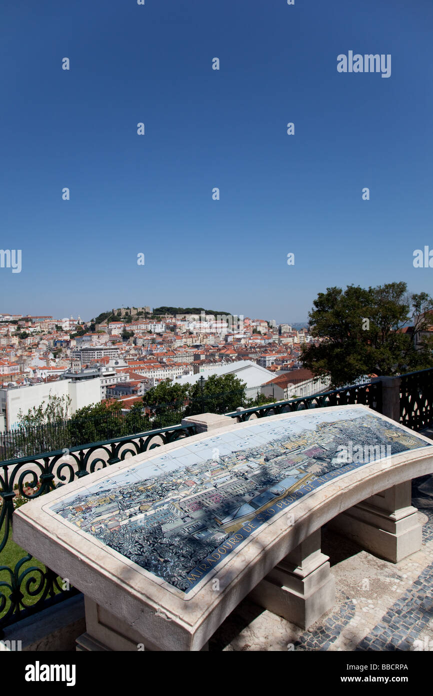 Vue sur le centre-ville de Lisbonne (Baixa) et le château Sao Jorge du Miradouro de São Pedro de Alcântara (belvédère). Banque D'Images