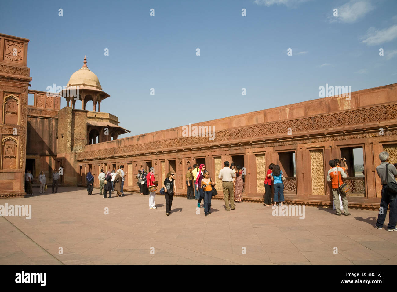 Les touristes visitant le Jahangiri Mahal, Fort d'Agra, également connu sous le Fort Rouge, Agra, Uttar Pradesh, Inde Banque D'Images