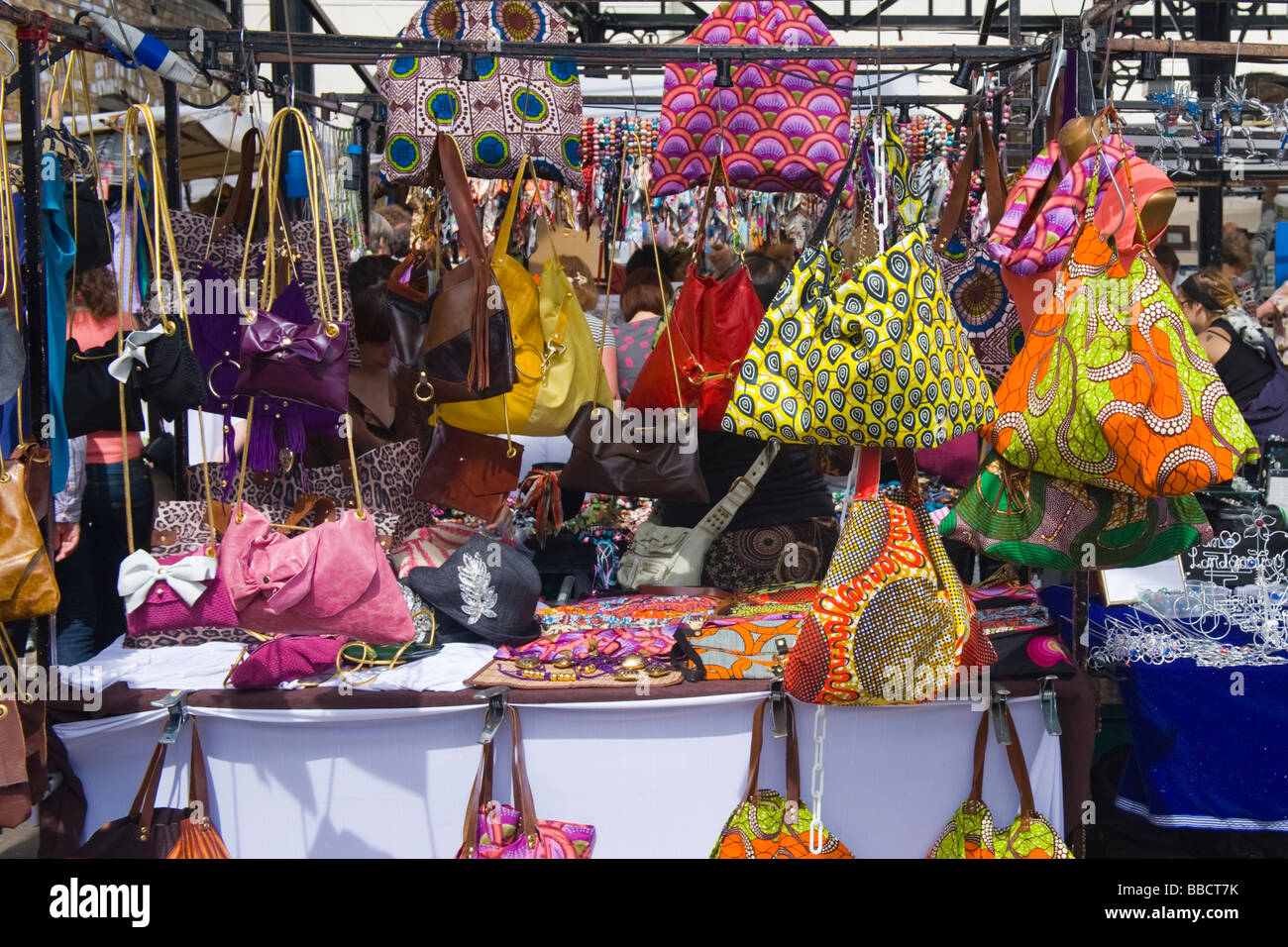 London Camden Lock , Camden Stables Market stall , avec des sacs à main  colorés & hats Photo Stock - Alamy