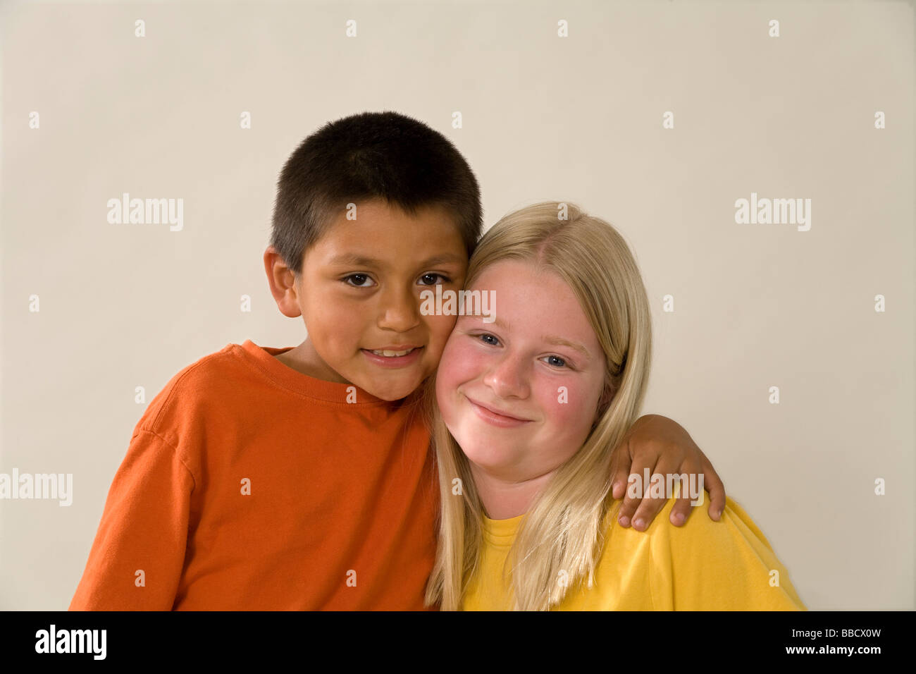Portrait de jeune fille 11-12 ans adopté avec Hispanic jeune frère 8-9 ans US USA United States America POV MR © Myrleen Pearson Banque D'Images