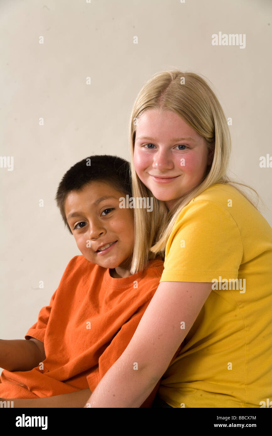 Portrait de jeune fille 11-12 ans 7-9 ans adopté avec Hispanic jeune frère M. © Myrleen Pearson Banque D'Images