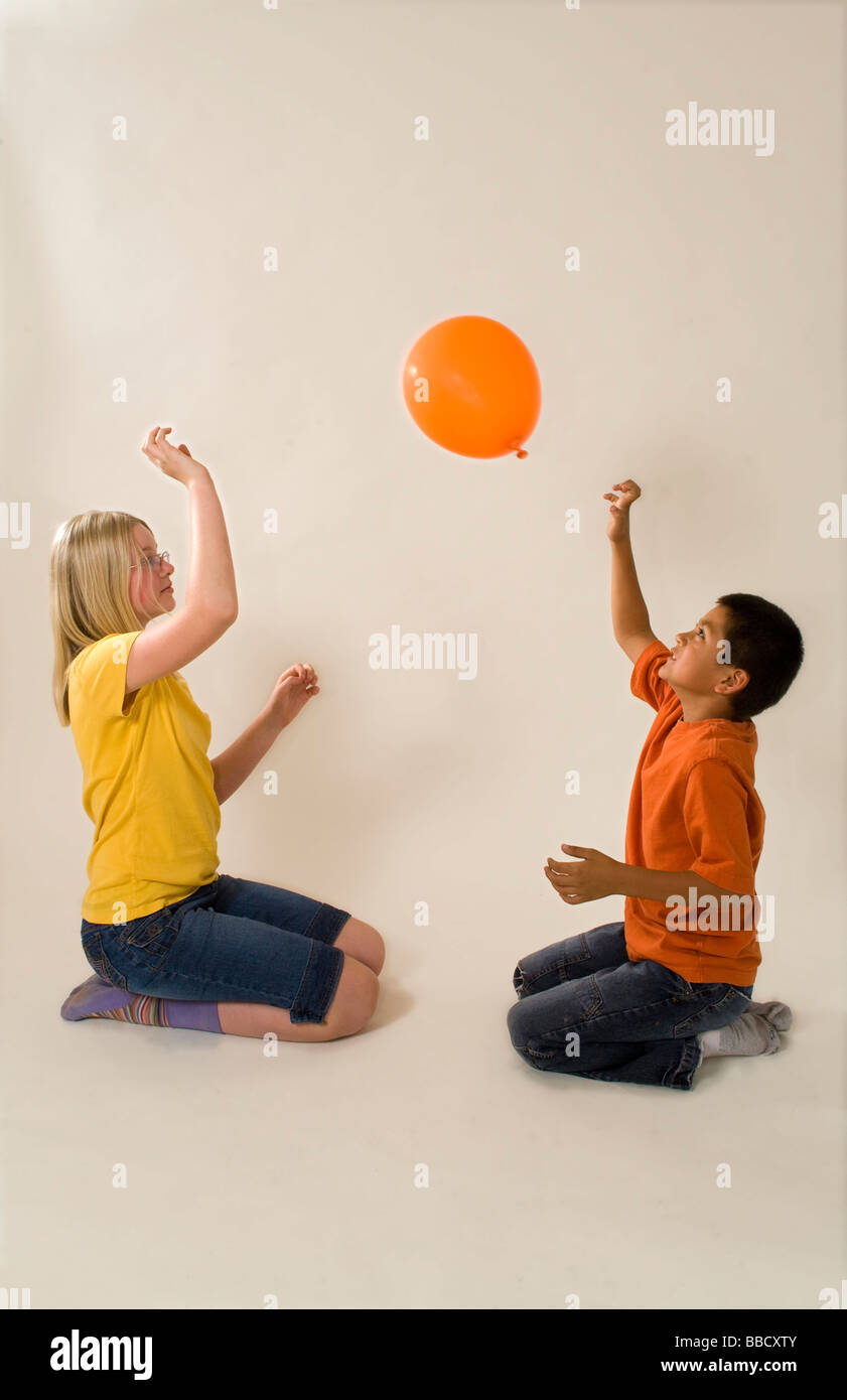 Mexican woman and Caucasian girl jouer jeu avec M. ballon © Myrleen Pearson Banque D'Images