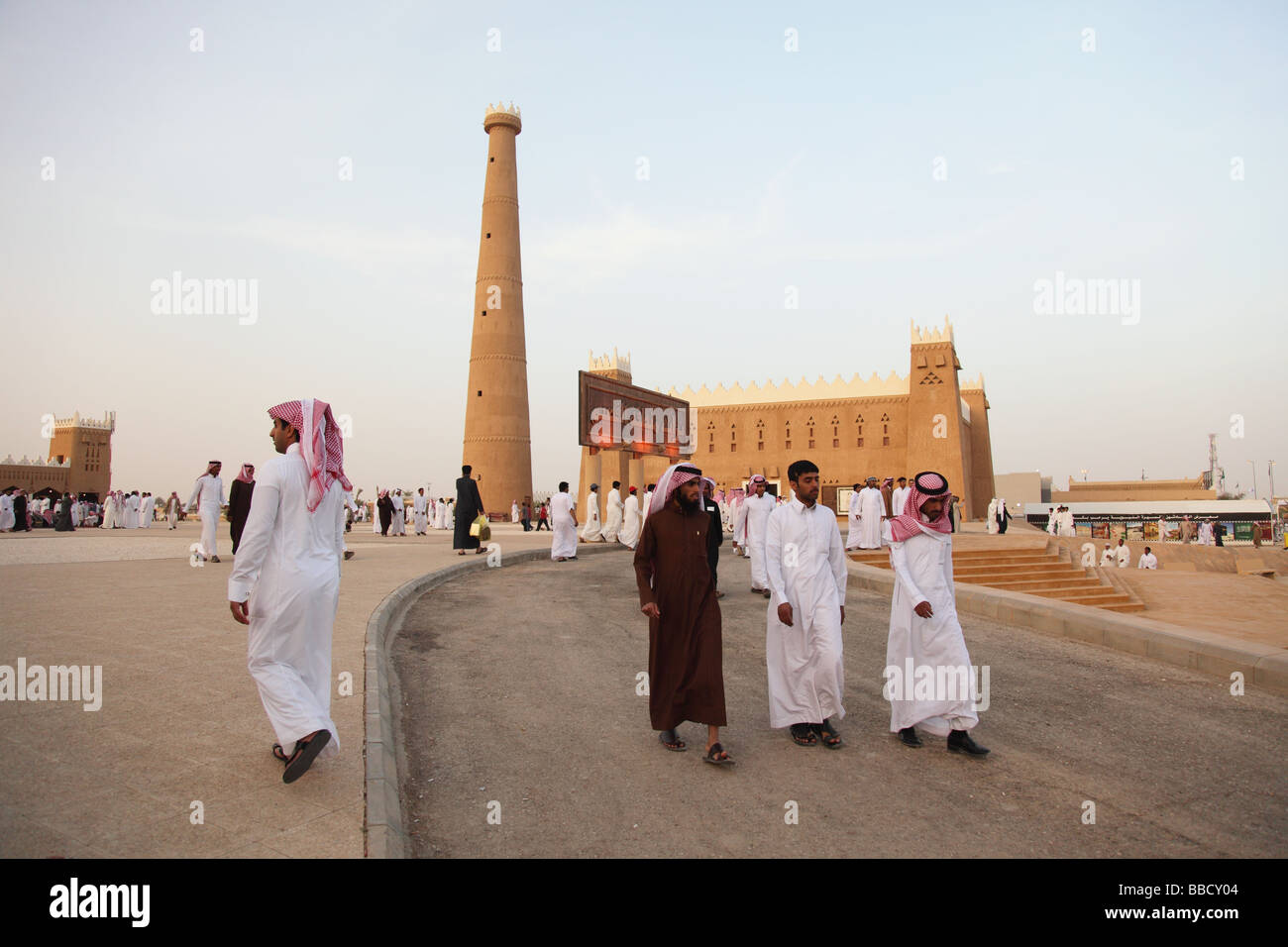 Les hommes en costume traditionnel festival Janadriya Riyadh Arabie Saoudite Banque D'Images