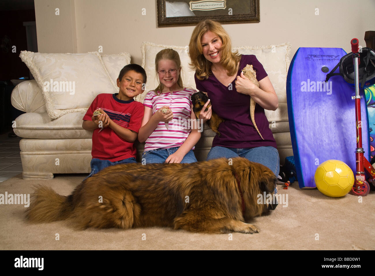 Adoption famille avec un enfant adopté Mexican boy adopte adoption adoption animaux domestiques/USA US MR © Myrleen Pearson Banque D'Images