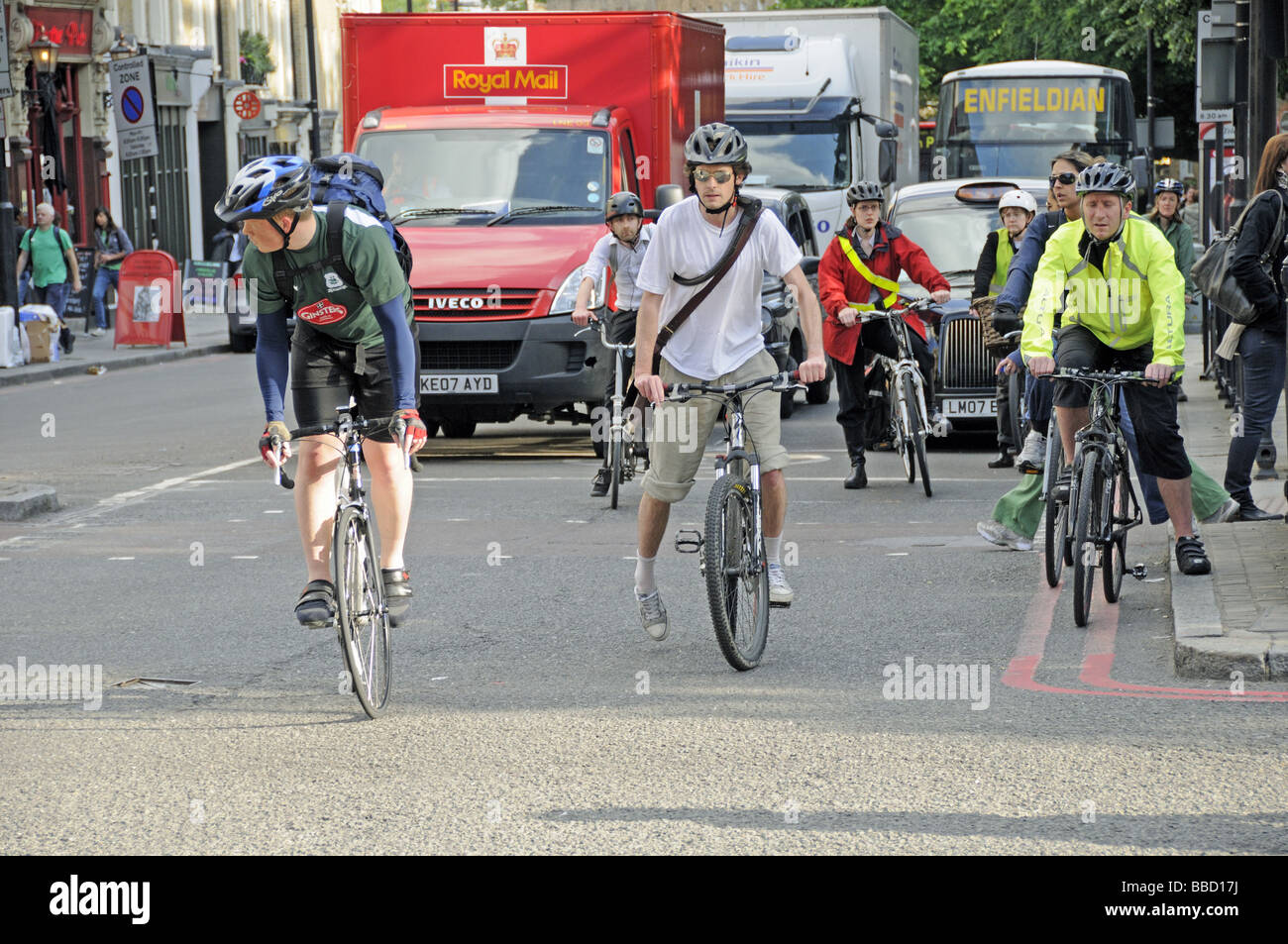 Les cyclistes à l'heure de pointe Angel Islington Londres Angleterre Royaume-uni Banque D'Images