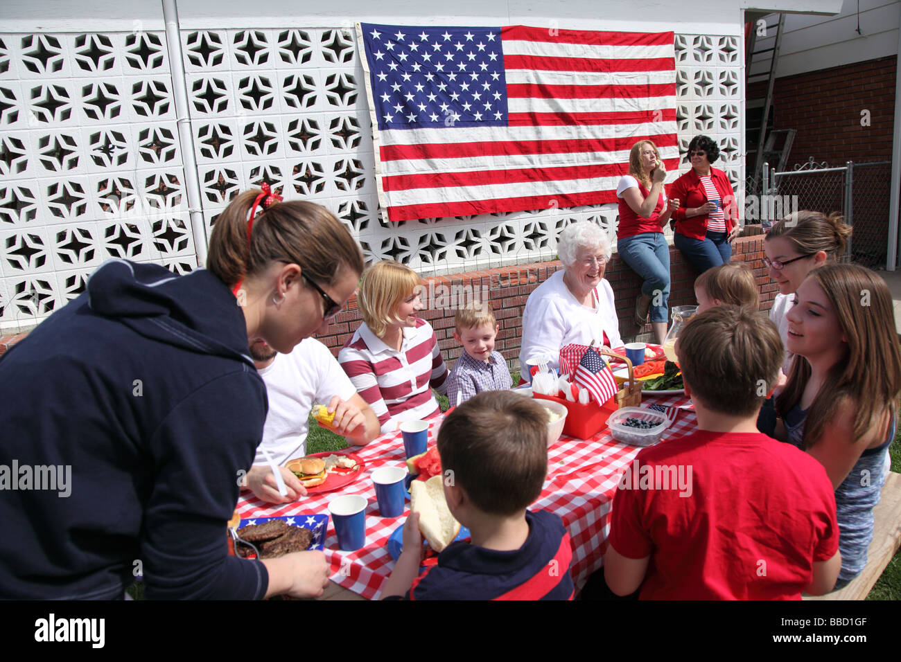 Grande réunion de famille pour un barbecue du 4 juillet Banque D'Images