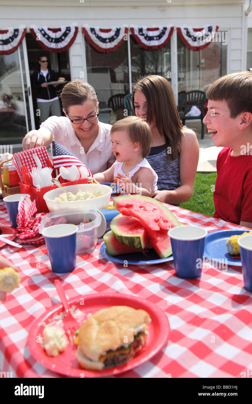 Grande réunion de famille pour un barbecue du 4 juillet Banque D'Images