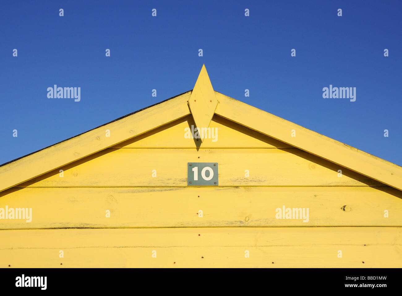 Cabane de plage jaune bleu clair contre le ciel printanier sur West Wittering beach, Chichester, West Sussex Banque D'Images