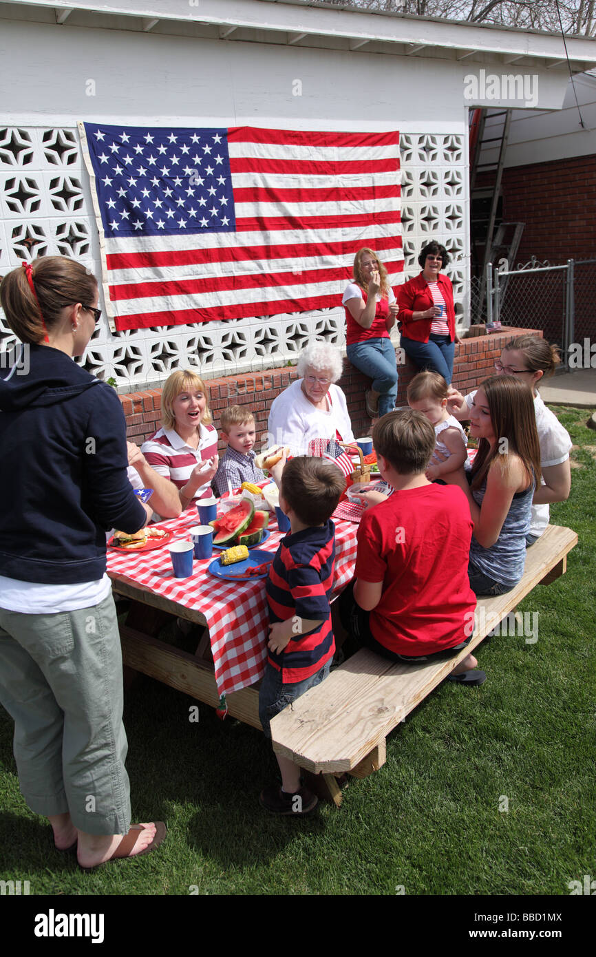 Grande réunion de famille pour un barbecue du 4 juillet Banque D'Images