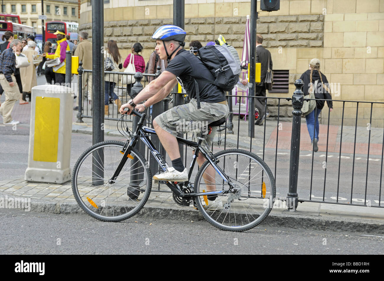 Tenue cycliste jusqu'aux feux de circulation Angel Islington Londres Angleterre Royaume-uni Banque D'Images