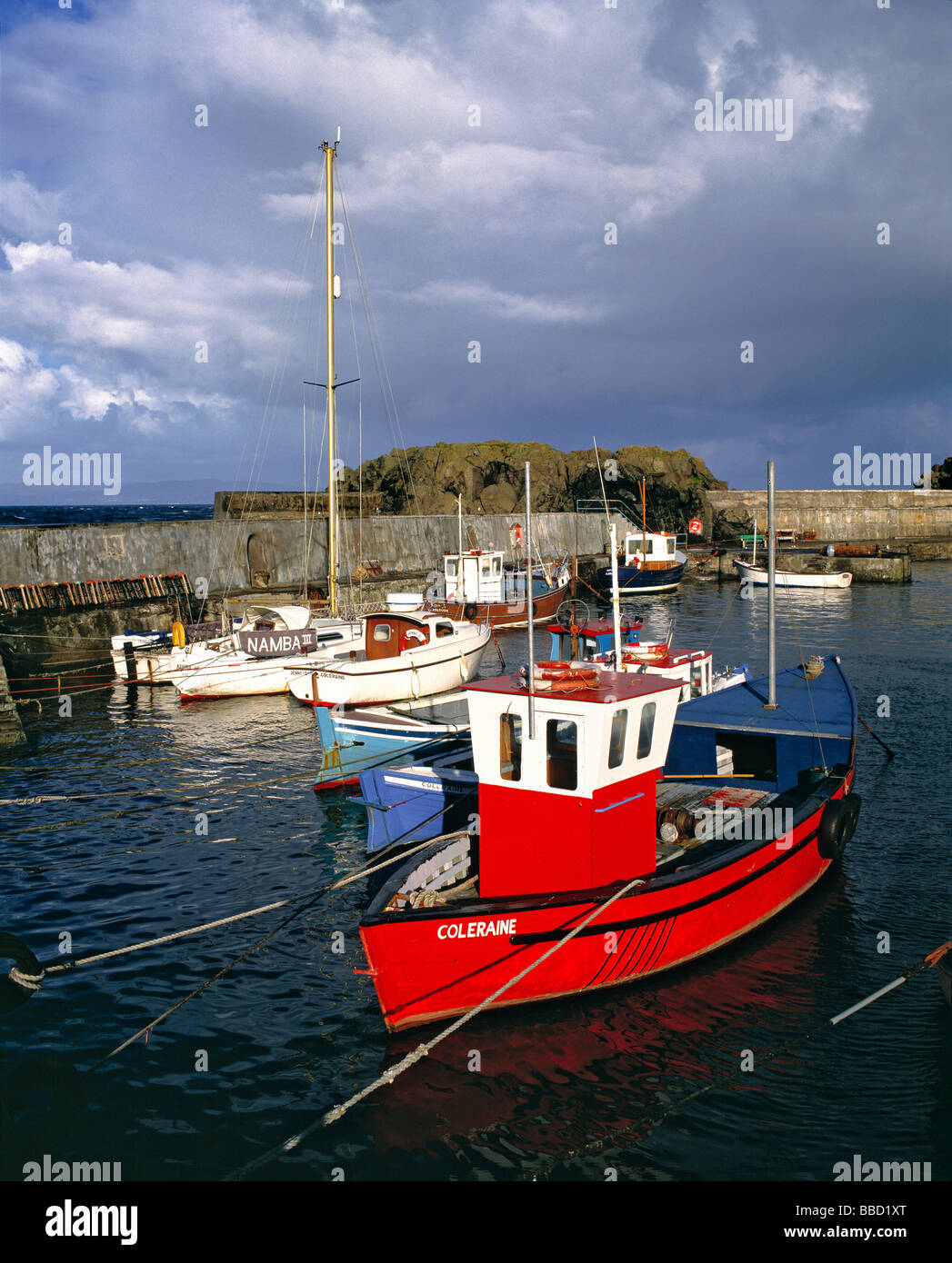 Bateaux colorés sont amarrés au port de Portrush, Co. Coleraine, en Irlande du Nord Banque D'Images