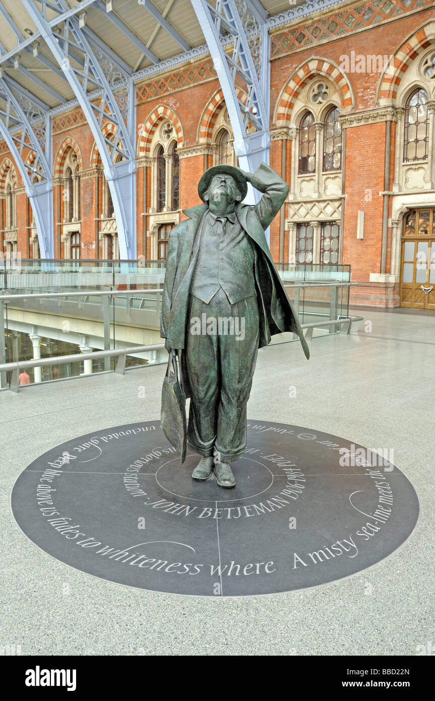 La statue de John Betjeman St Pancras London England UK Banque D'Images