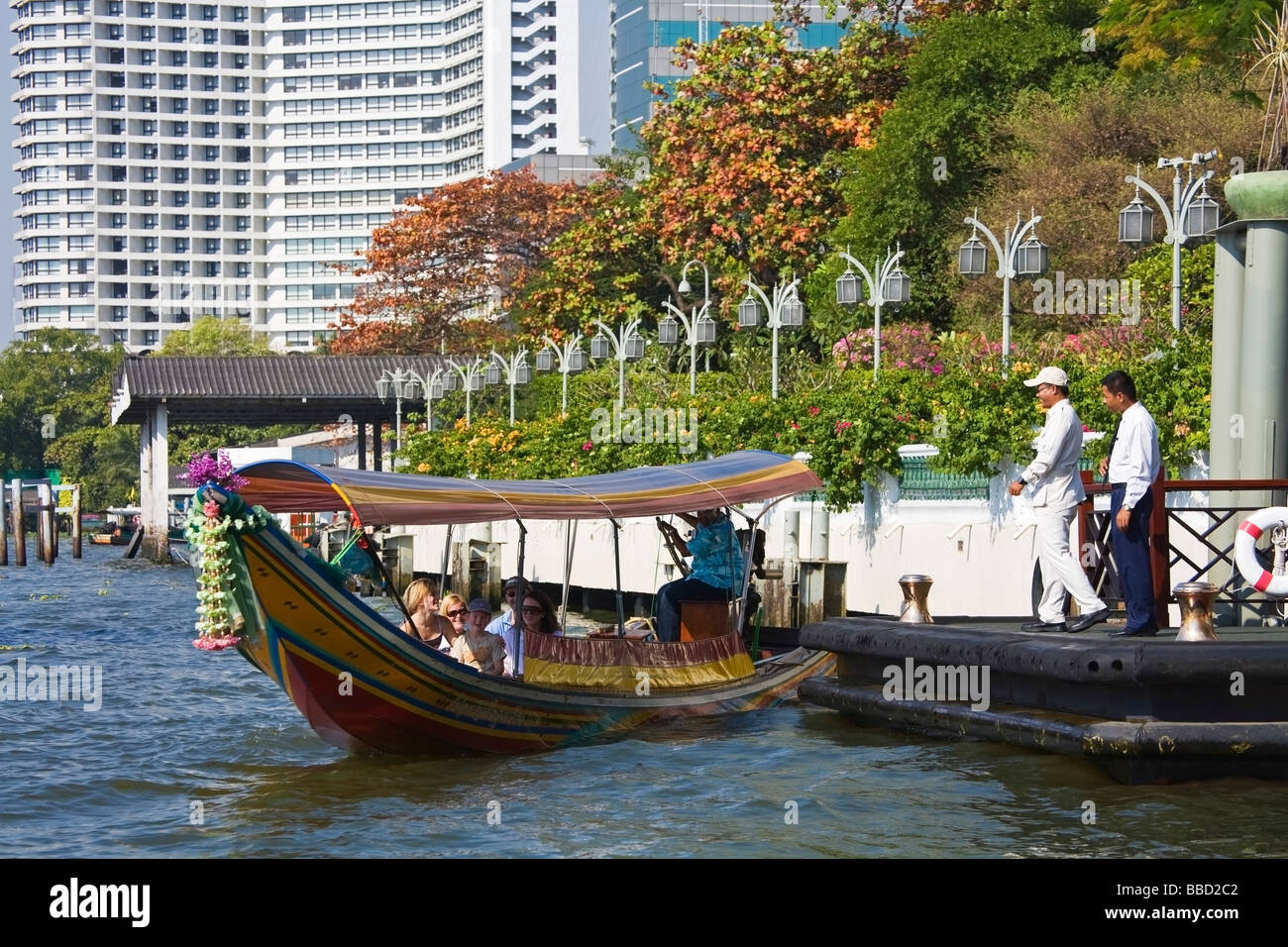 Bateau à longue queue sur la rivière Mae Nam Chao Phray ; Bangkok, Thaïlande Banque D'Images