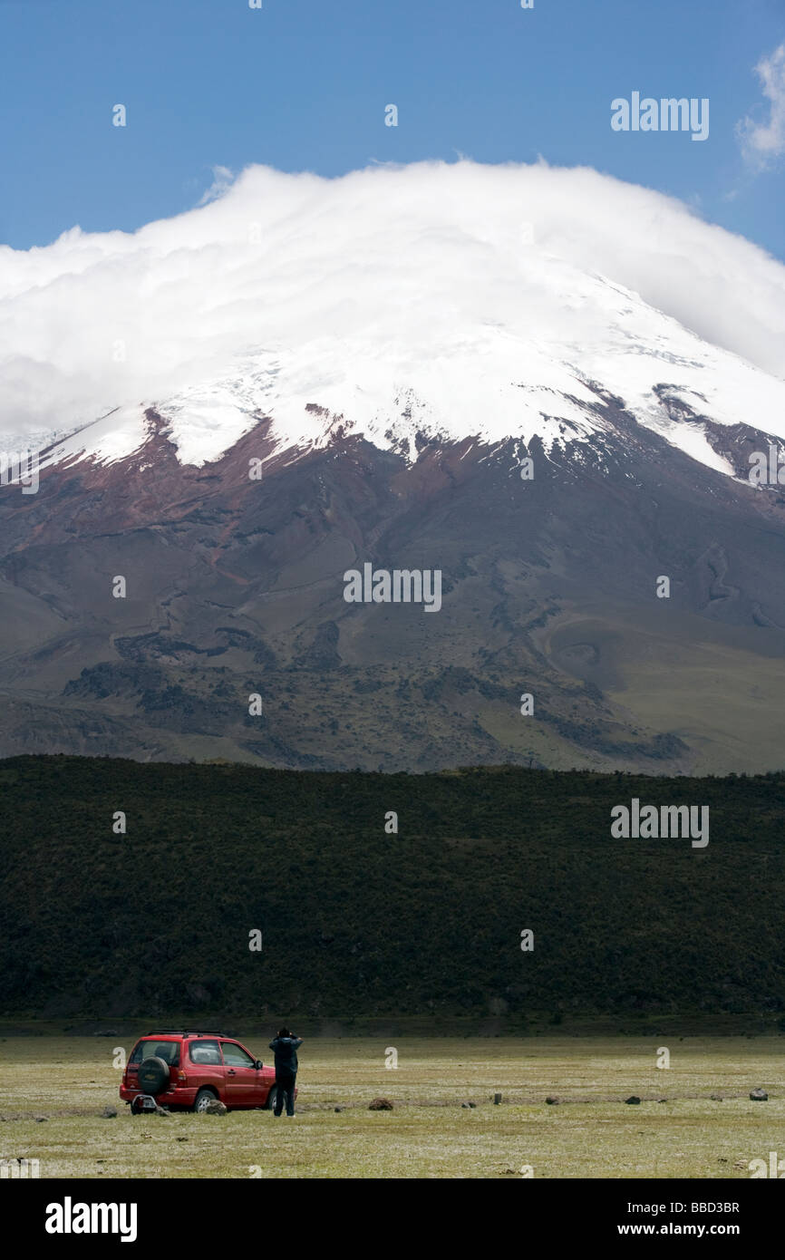 L'homme avec les jumelles en regardant le Cotopaxi - Parc National Cotopaxi, Equateur Banque D'Images